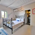 Semesterbostad Eliza With A Swimming Pool And Sea View In The Area Of Otzia, On The Island Of Kea